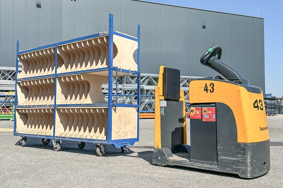 Elektroschlepper Jungheinrich EZS 130 mit Transportwagen